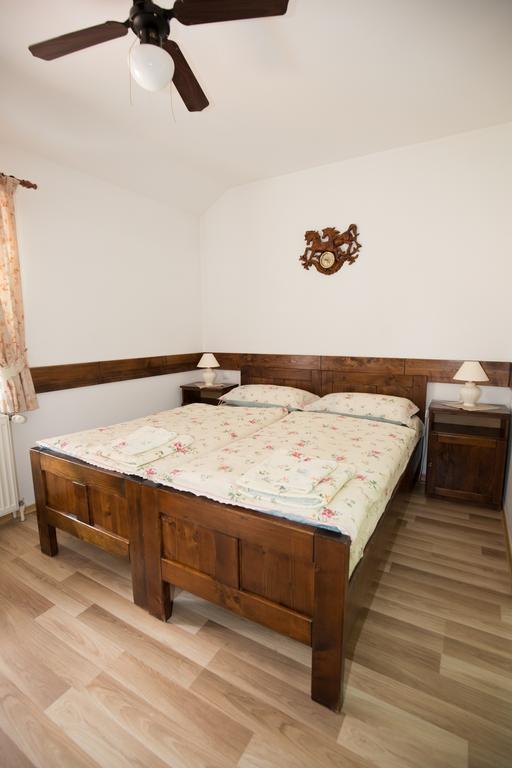 Penzion Gazdovsky Hostinec Топольчанки Экстерьер фото