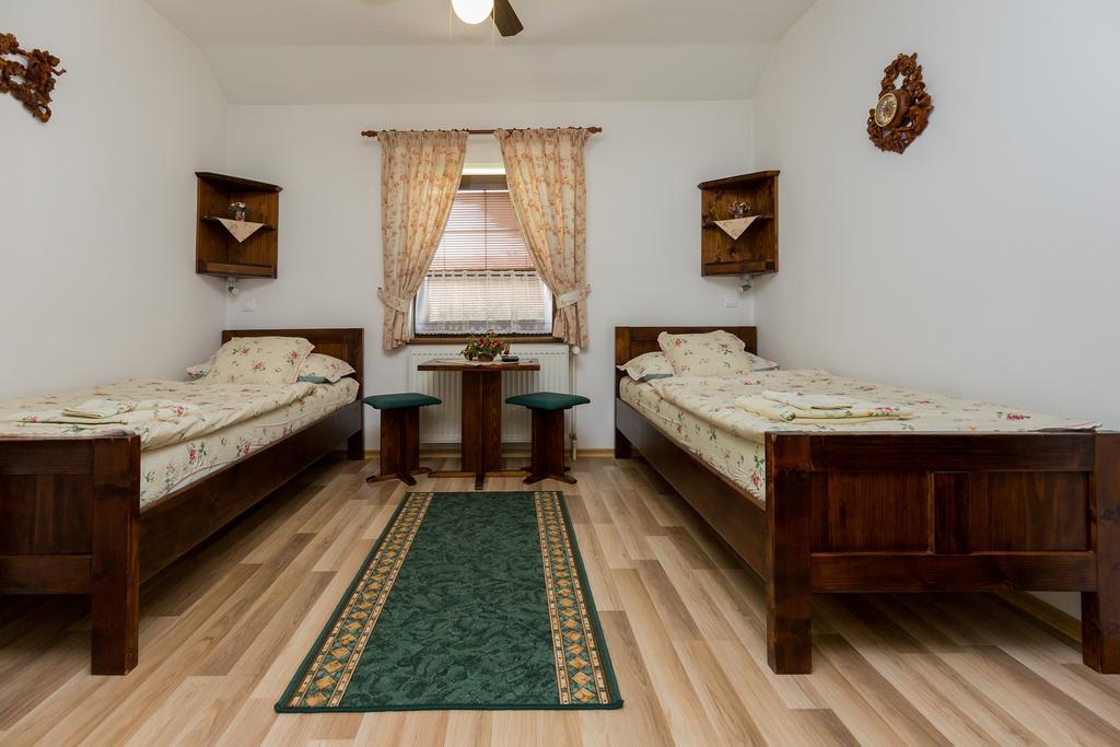 Penzion Gazdovsky Hostinec Топольчанки Экстерьер фото